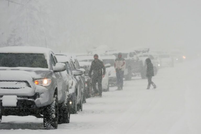 內華達山脈連日降雪，80號公路交通阻塞。美聯社