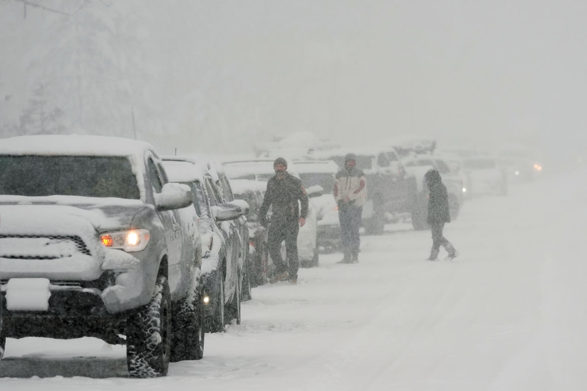 內華達山脈連日降雪，80號公路交通阻塞。美聯社