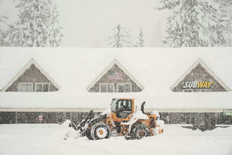 專家認為內華達山脈遭遇數周雪荒，新雪降落後情況不穩定，容易觸發雪崩。美聯社