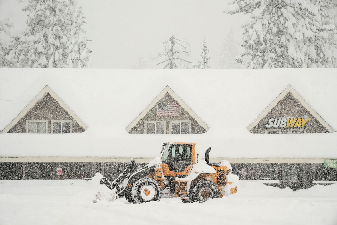 專家認為內華達山脈遭遇數周雪荒，新雪降落後情況不穩定，容易觸發雪崩。美聯社