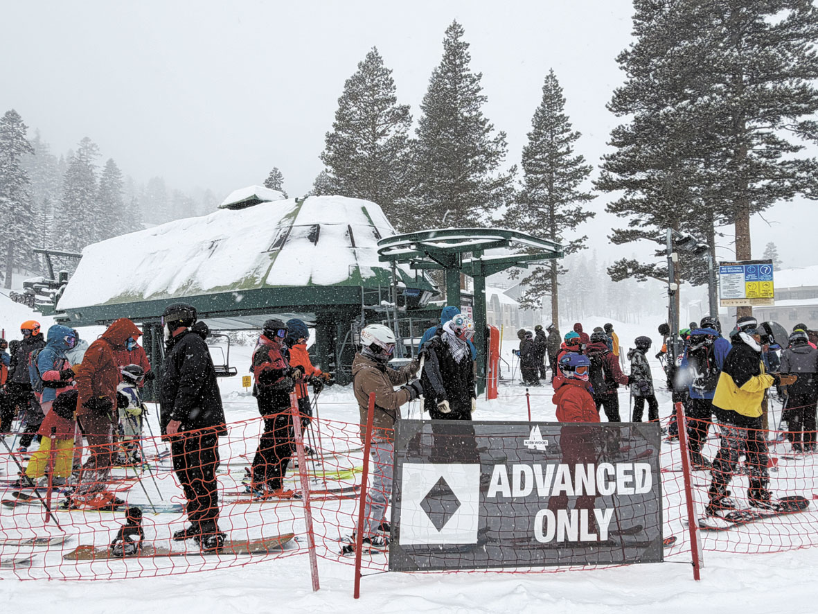 冬季運動愛好者了解其中蘊含的風險，圖為大批滑雪客19日在南太浩湖Kirkwood滑雪場準備乘坐纜車上山。本報記者攝