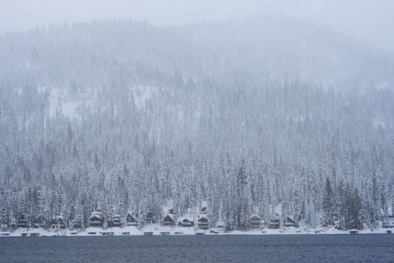 太浩湖北部高山持續遭遇惡劣天氣，能見度極低。美聯社