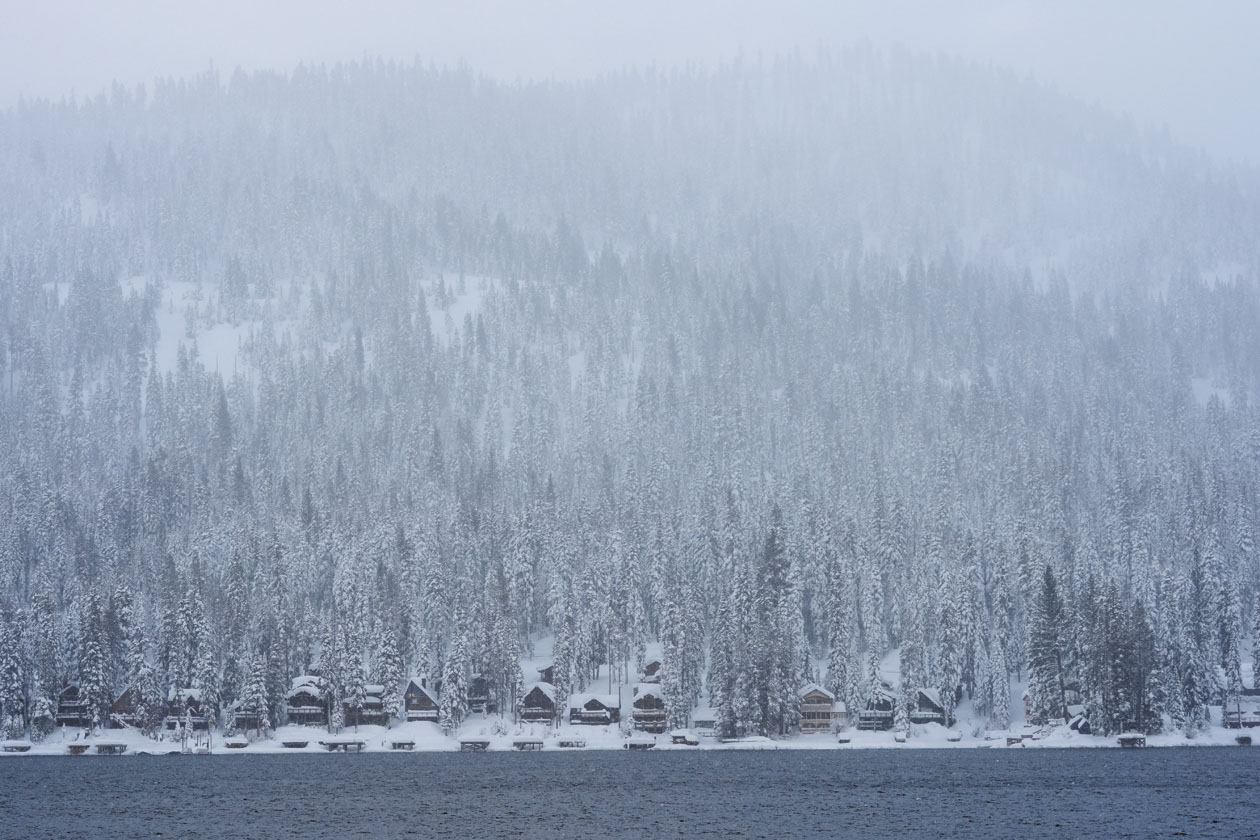 太浩湖北部高山持續遭遇惡劣天氣，能見度極低。美聯社