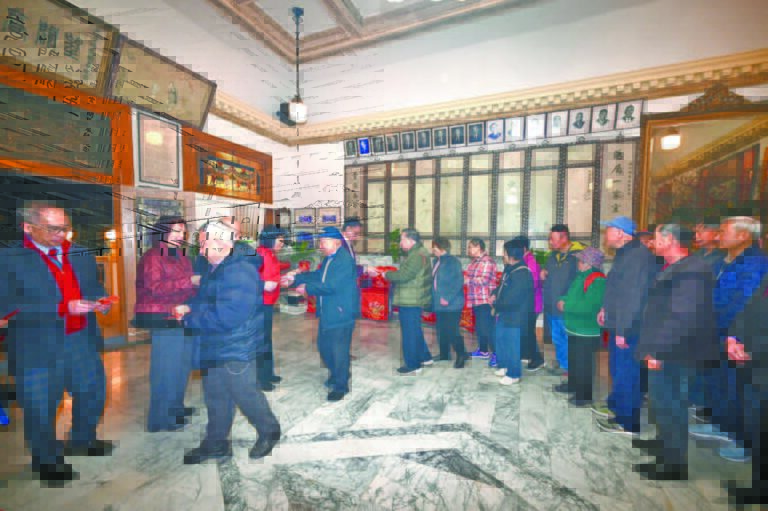 雷、方、鄺三姓首長暨列位夫人遵循華人傳統新年習俗，派送新年利是，相互祝賀，互致吉祥。馬紅兵攝