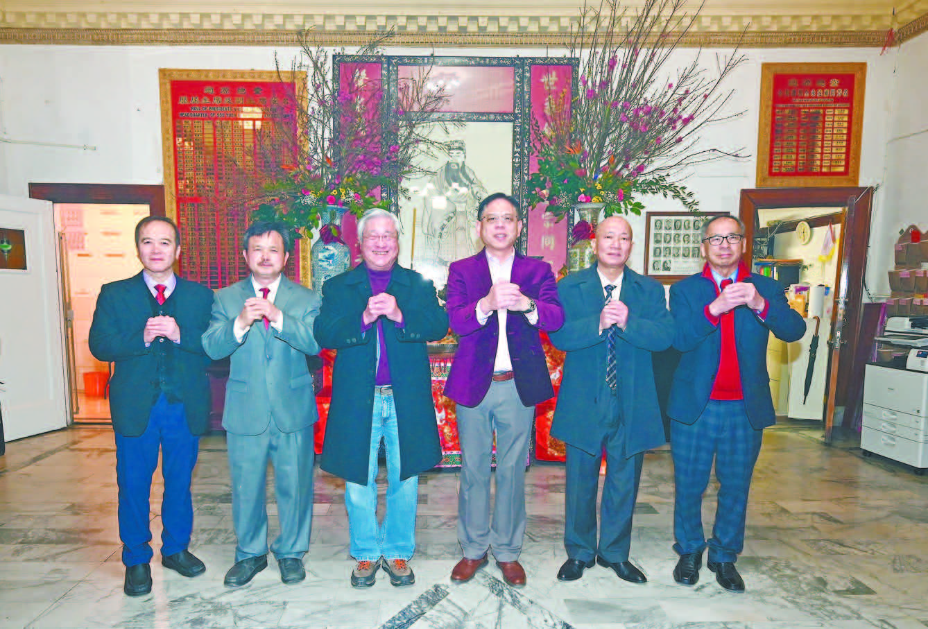 ?源總堂主席方國宗（左3）、副主席鄺錦俊（左2）、副主席雷奇安（左1）；原宗公所主席雷振澤（右3）、副主席方榮煦（右2）、副主席鄺志高（右1）恭祝雷、方、鄺三姓宗親及各界僑胞金馬呈祥，龍馬精神。馬紅兵攝