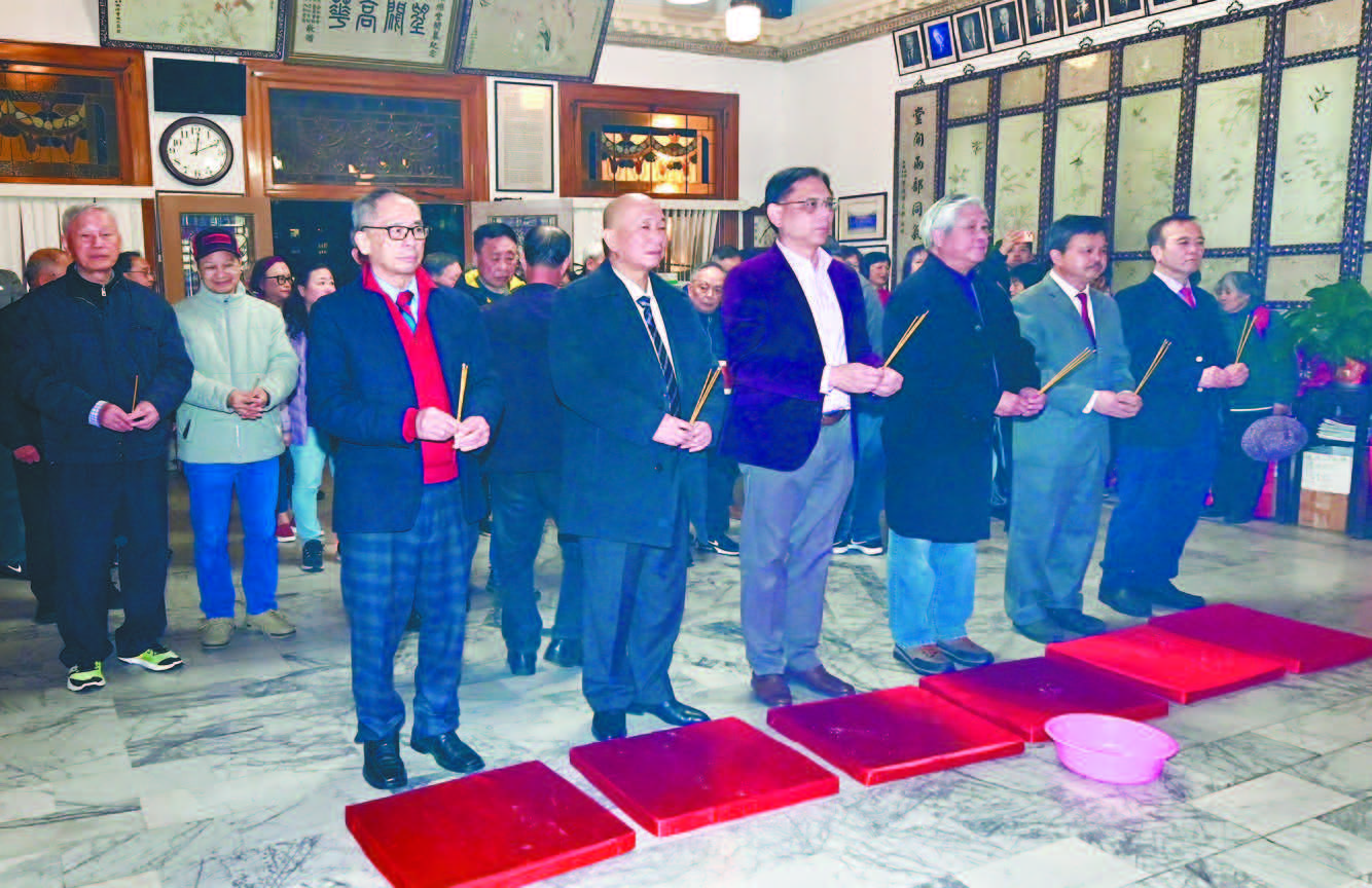 雷、方、鄺三姓首長、職員、宗親齊聚禮堂，虔誠拜祭先祖。馬紅兵攝