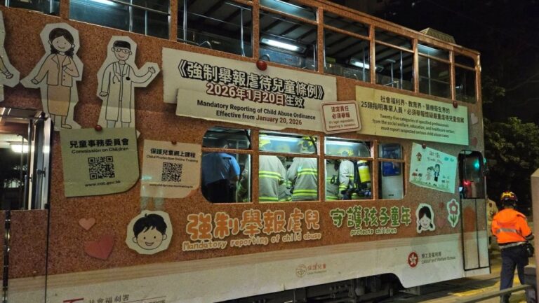 銅鑼灣電車驚魂！清潔劑樽突爆裂 女乘客遭碎片擊中受傷