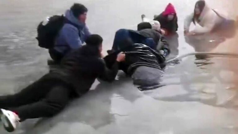 驚險！上海父子東北墮冰窿 武警戰士「趴地」救人：我是軍人，無時間猶豫！