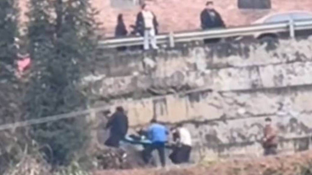 湖南消防車墜崖慘劇｜6名消防員殉職 村民目擊擔架搶救畫面曝光