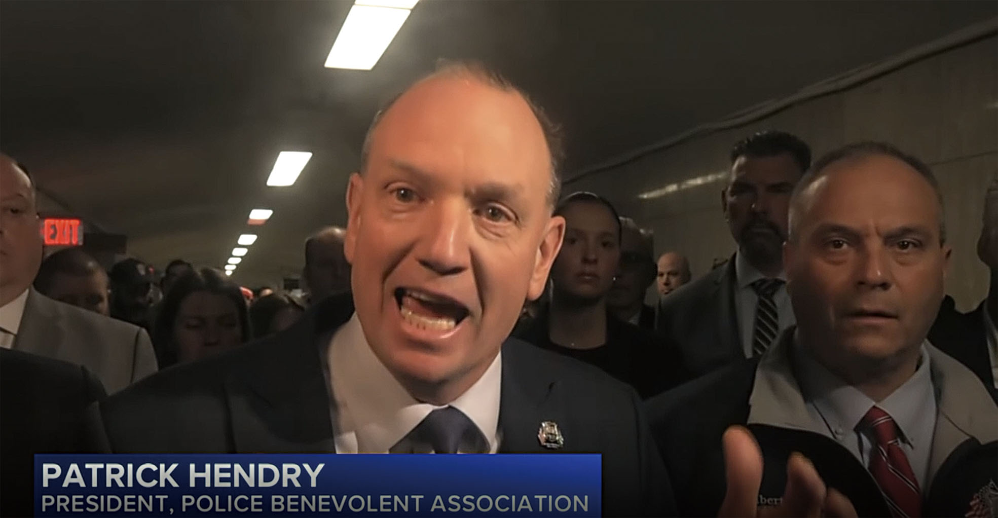 警察工會主席亨德帶領數十名便衣警員到場旁聽支持。 WABC截圖