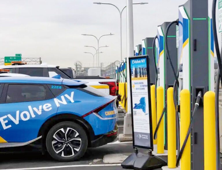 皇后區拉瓜地亞機場電動車快速充電站啟用，紐約市「綠色出行計劃」邁出新一步。