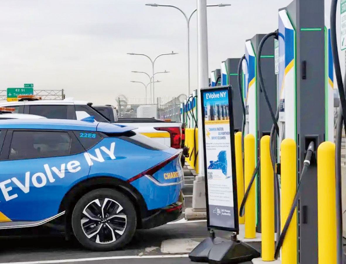 皇后區拉瓜地亞機場電動車快速充電站啟用，紐約市「綠色出行計劃」邁出新一步。