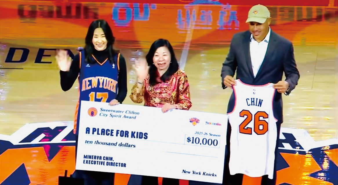 州眾議員李榮恩及一名尼克隊球員頒發一張一萬美元支票給陳惠玲，善款將捐贈予她創辦的「A Place for Kids」。