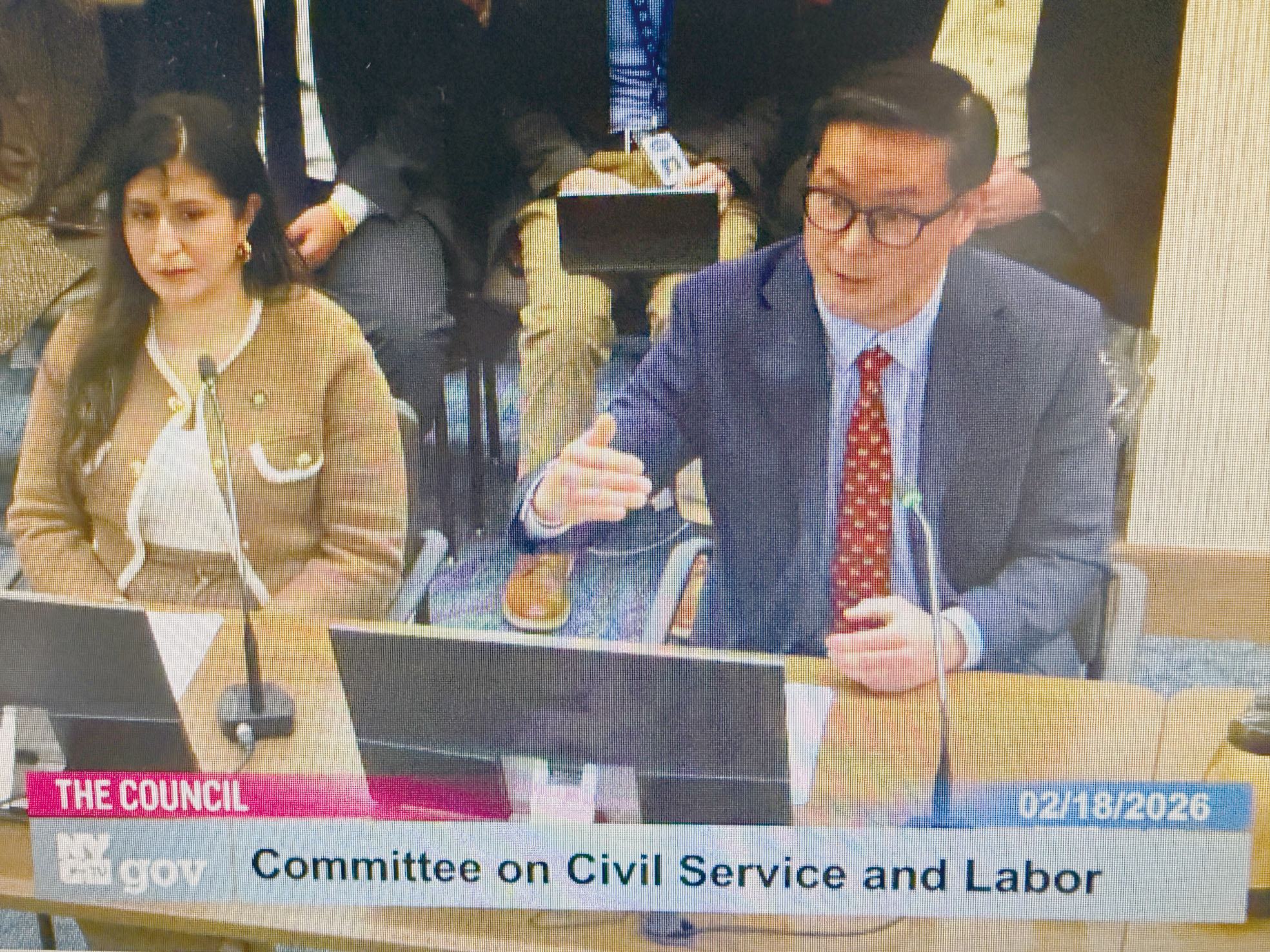 州眾議員金兌錫和州參議員拉莫斯(Jessica Ramos)到場作證支持提案。