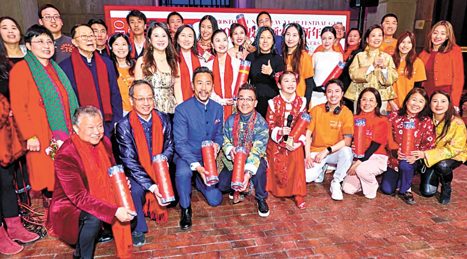 春晚組織者、演員們合影。 主辦方提供