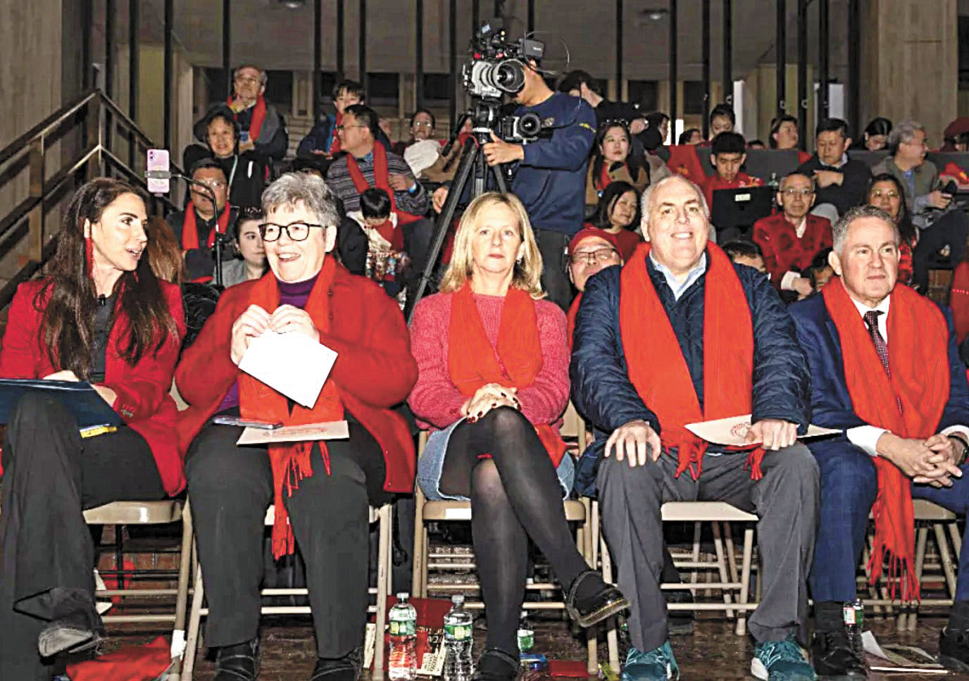 （前排左起）審計長狄佐格里奧、市議長布雷登、市議員墨菲、費連、書記官鮑爾斯等政要在春晚現場。