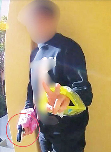 照片顯示，一名學生正在玩「高年級刺客」遊戲，手中拿著一把玩具槍。爾灣市警察局