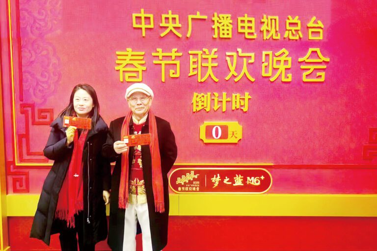 雷霆（左）與陳燦培展示《春晚》嘉賓票等待進場。 受訪者提供