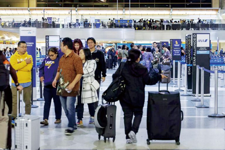 圖為過境洛杉磯國際機場湯姆布拉德利國際航廈的旅客。洛杉磯時報/資料圖片