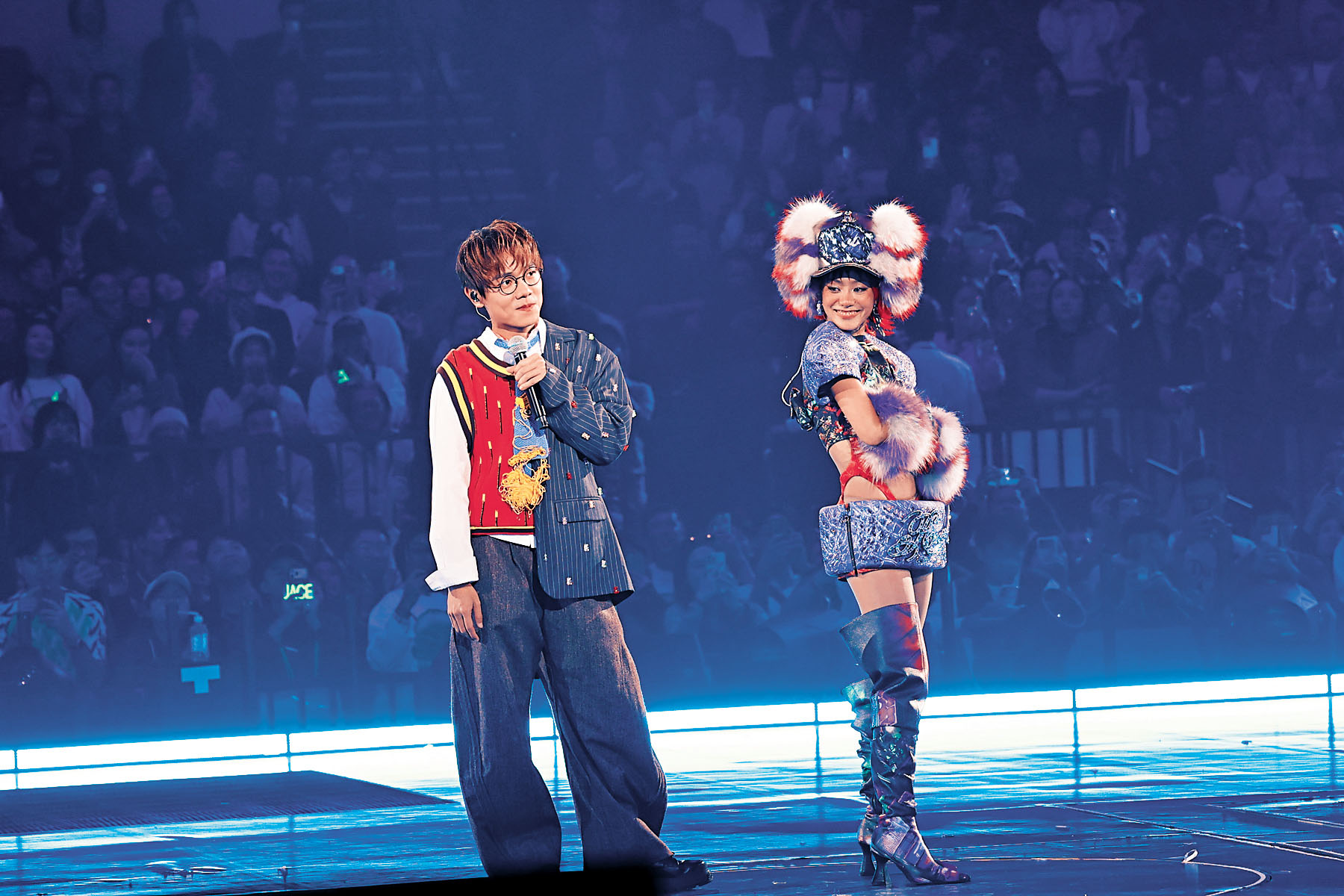 ■JACE在台上教林家謙跳舞。