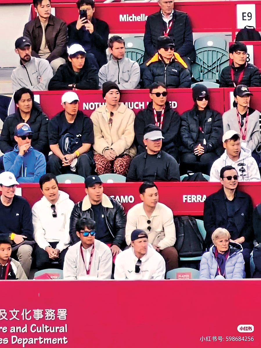 ■康堤（第四排右一）曾被捕捉到去睇黃澤林比賽。