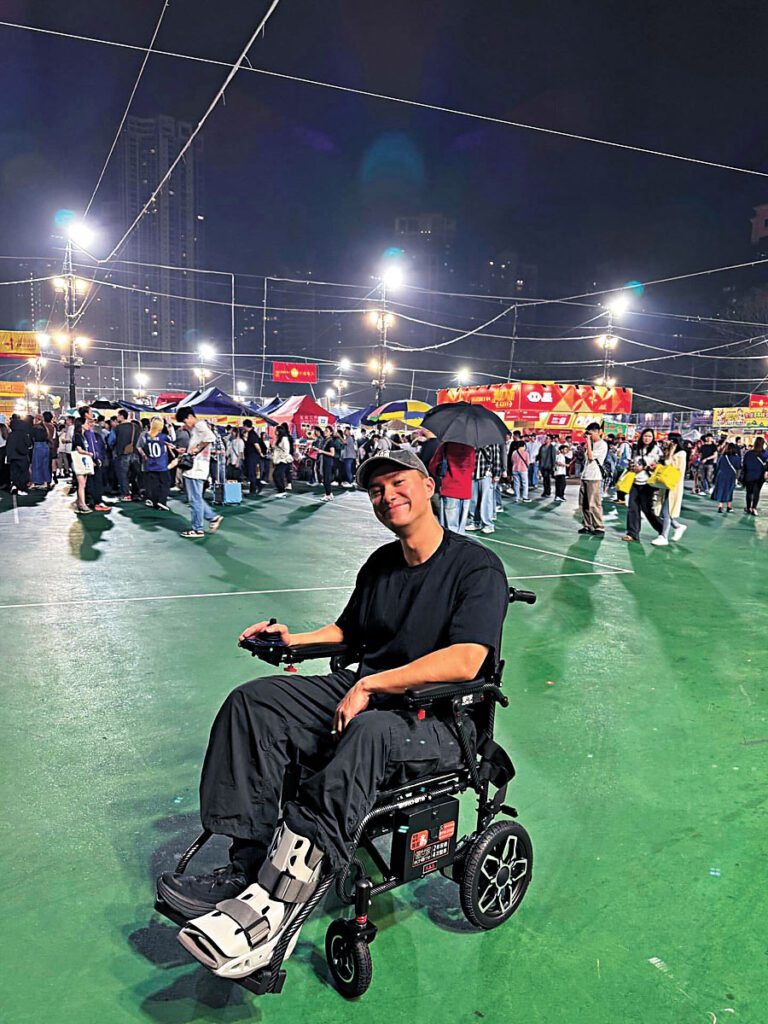 ■朱敏瀚在社交平台分享坐電動輪椅逛花市。