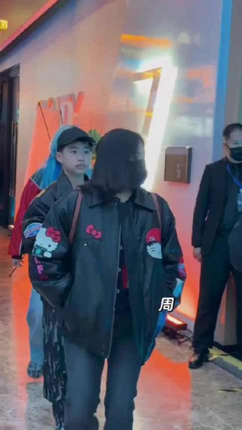 ■易烊千璽弟弟現身首映禮。網上圖片