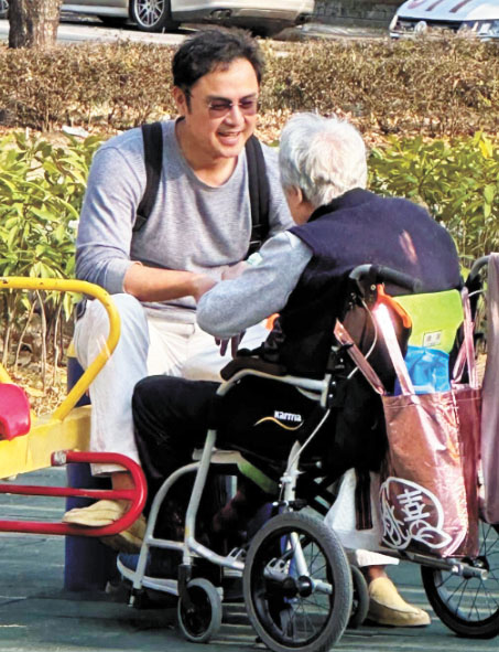 ■明道打扮樸素，陪在媽媽的身旁。網上圖片