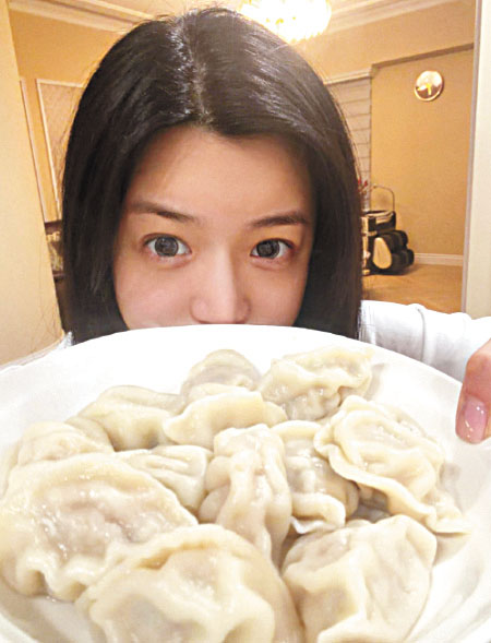 陳妍希手捧餃子對鏡頭露出滿足神情。網上圖片
