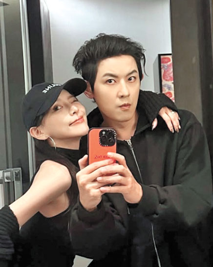 敖犬與妻子發發感情甜蜜。網上圖片