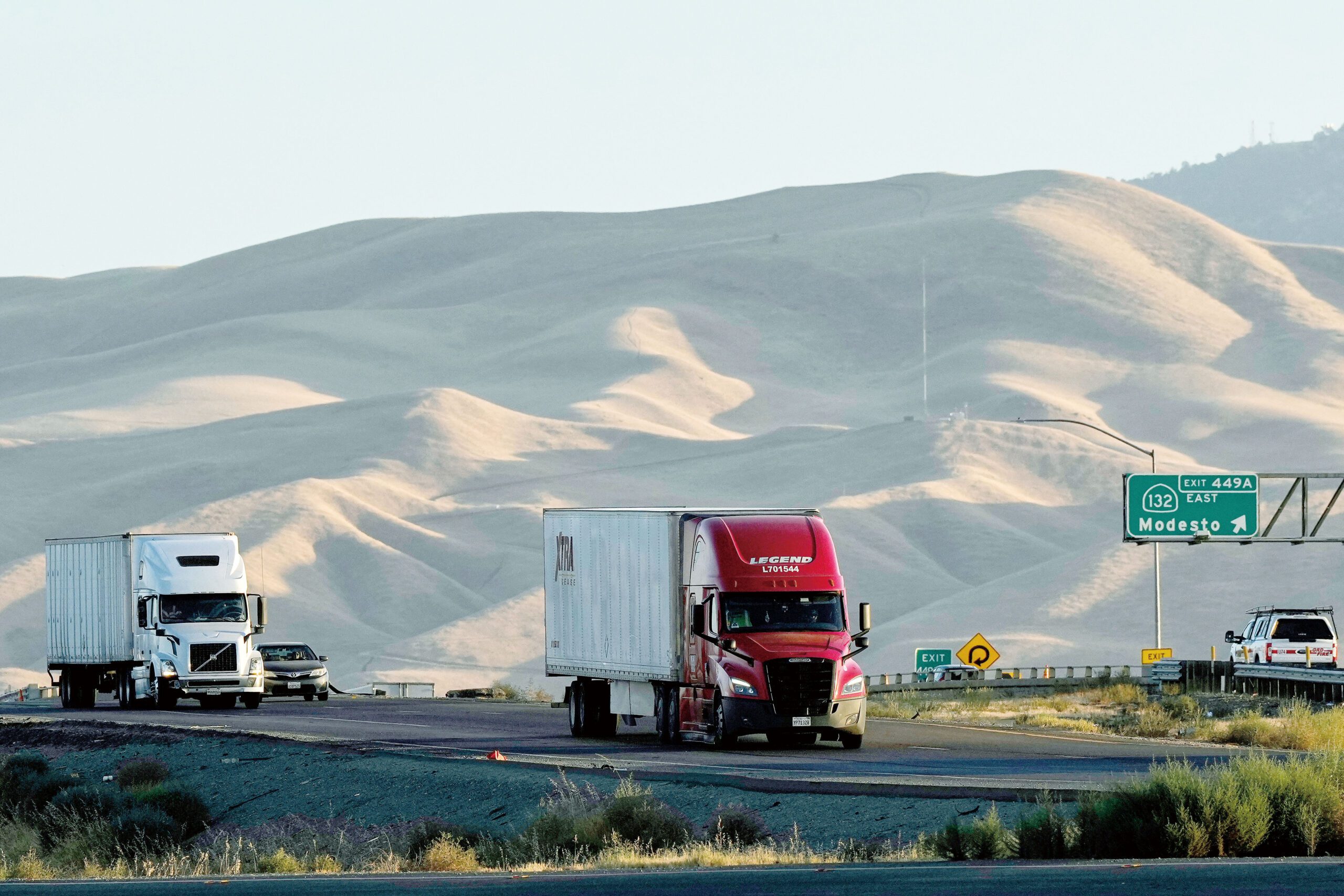 運輸部宣布，所有貨車與巴士司機未來都必須以英語參加商業駕照考試。美聯社資料圖片