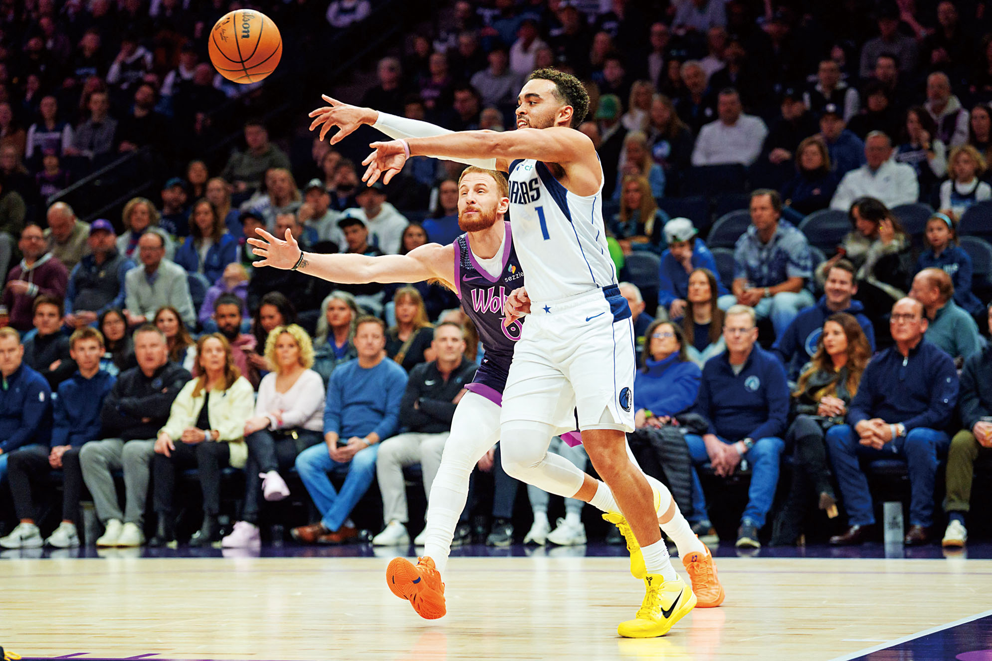 貼身拚搶，森林狼力壓獨行俠。路透社