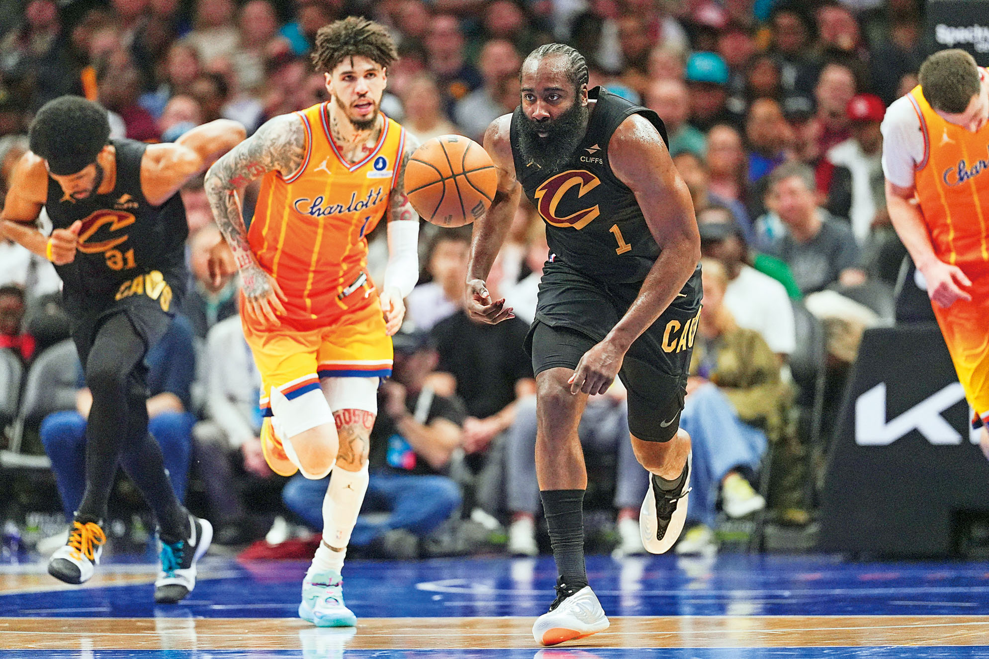 哈登(右)帶球突破對方球員鮑爾的防守,如入無人之境。路透社