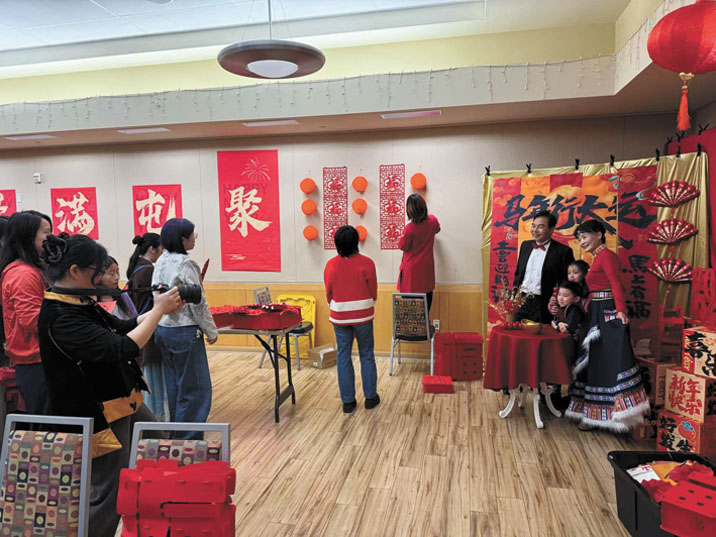 Almaden社區華人春晚，安排為居民拍攝全家福。主辦方提供