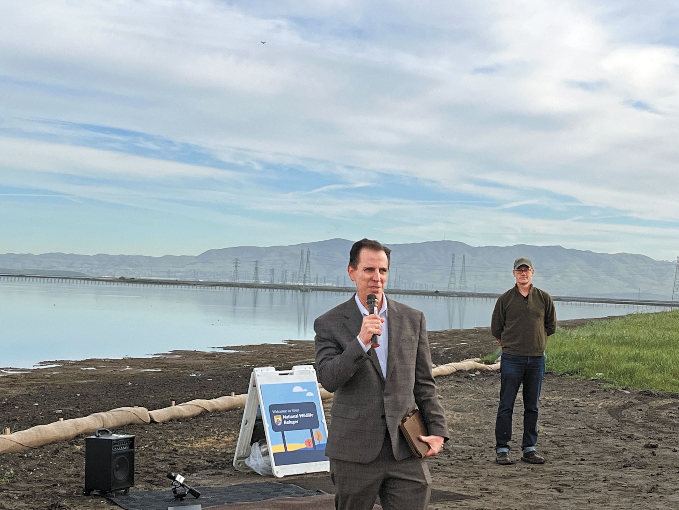 山景城435英畝鹽水池改造成潮汐沼澤,美國魚類及野生動物管理局區域主任Paul Souza致辭。記者王蔚攝