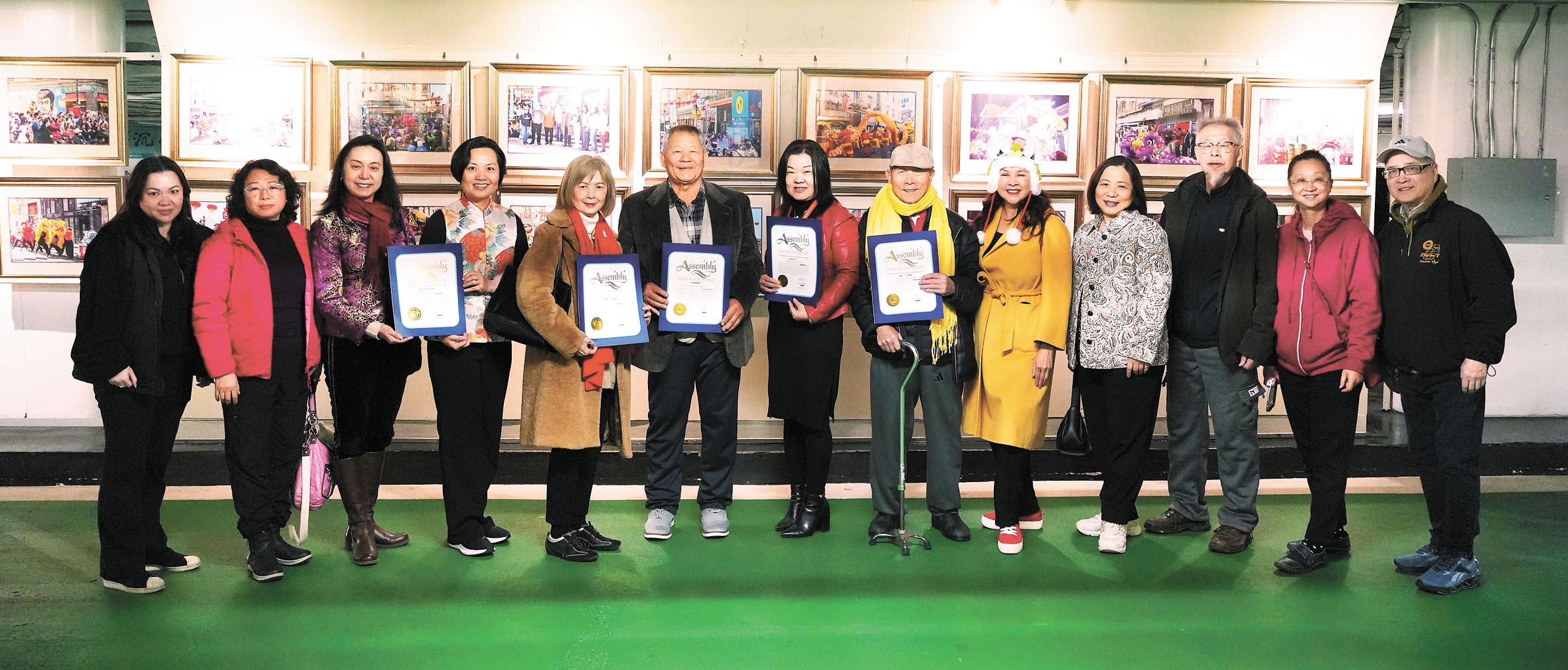 《龍獅賀歲‧耀華埠》攝影作品展在花園角停車場二樓「藝術驛站」舉行開幕式,展期約3個月。記者黃偉江攝 .c2/.c3 《龍獅賀歲‧耀華埠》攝影作品。記者黃偉江攝