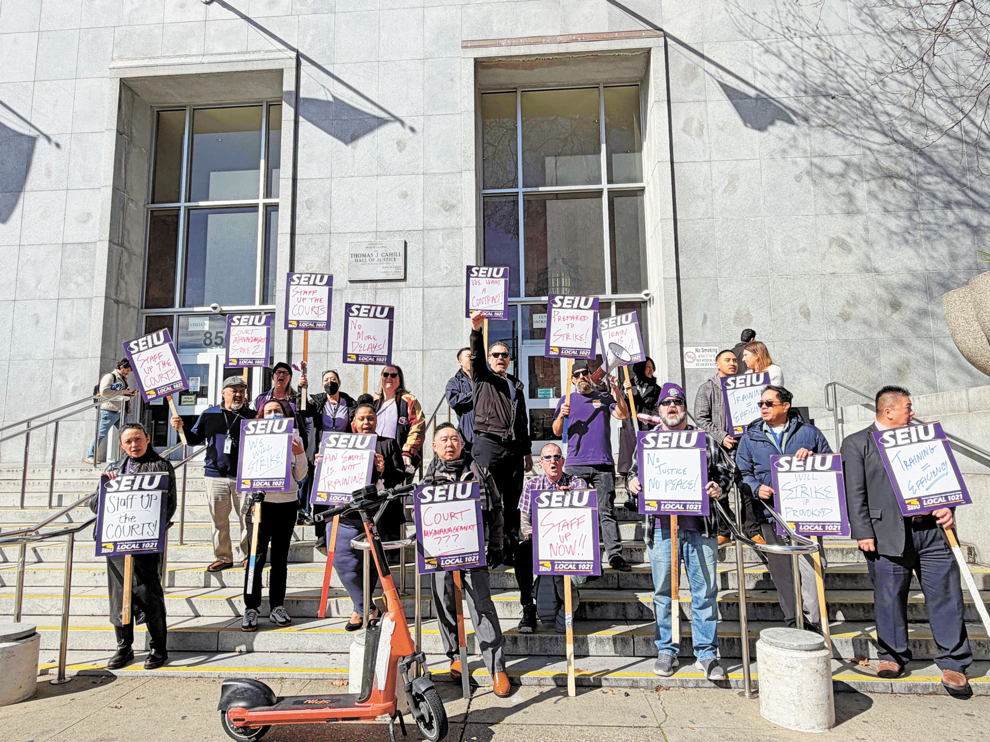 法院書記員與支持者在司法大樓石階前集結，高舉「Staff Up the Courts」等標語，呼籲管理層改善人手與培訓問題。記者蘇婕雅攝