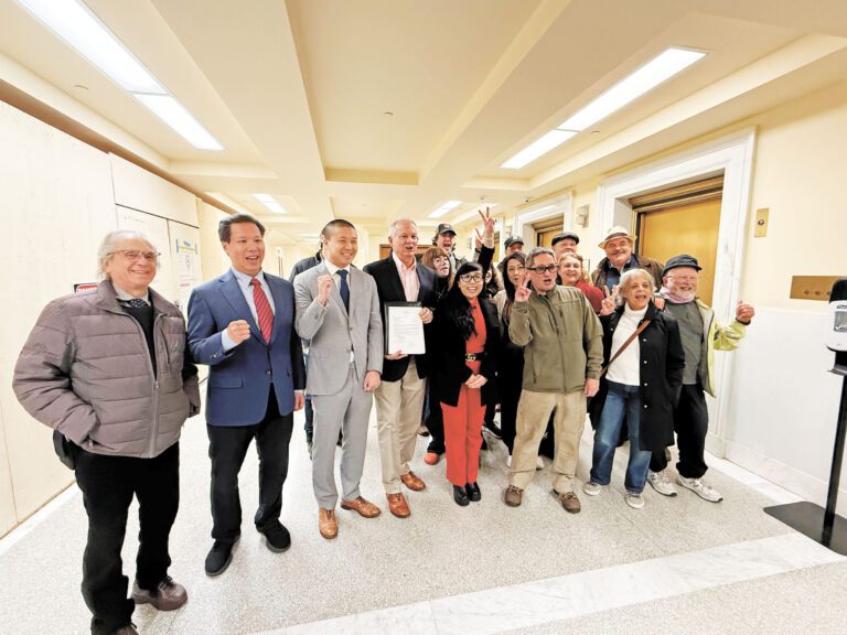 華裔第4區市參事候選人到場支持，包括李志威(左二)，王兆倫(左三)朱凱勤(右四),周紹鋆(右三)提案發起人科里亞(左四)。記者陳程威攝