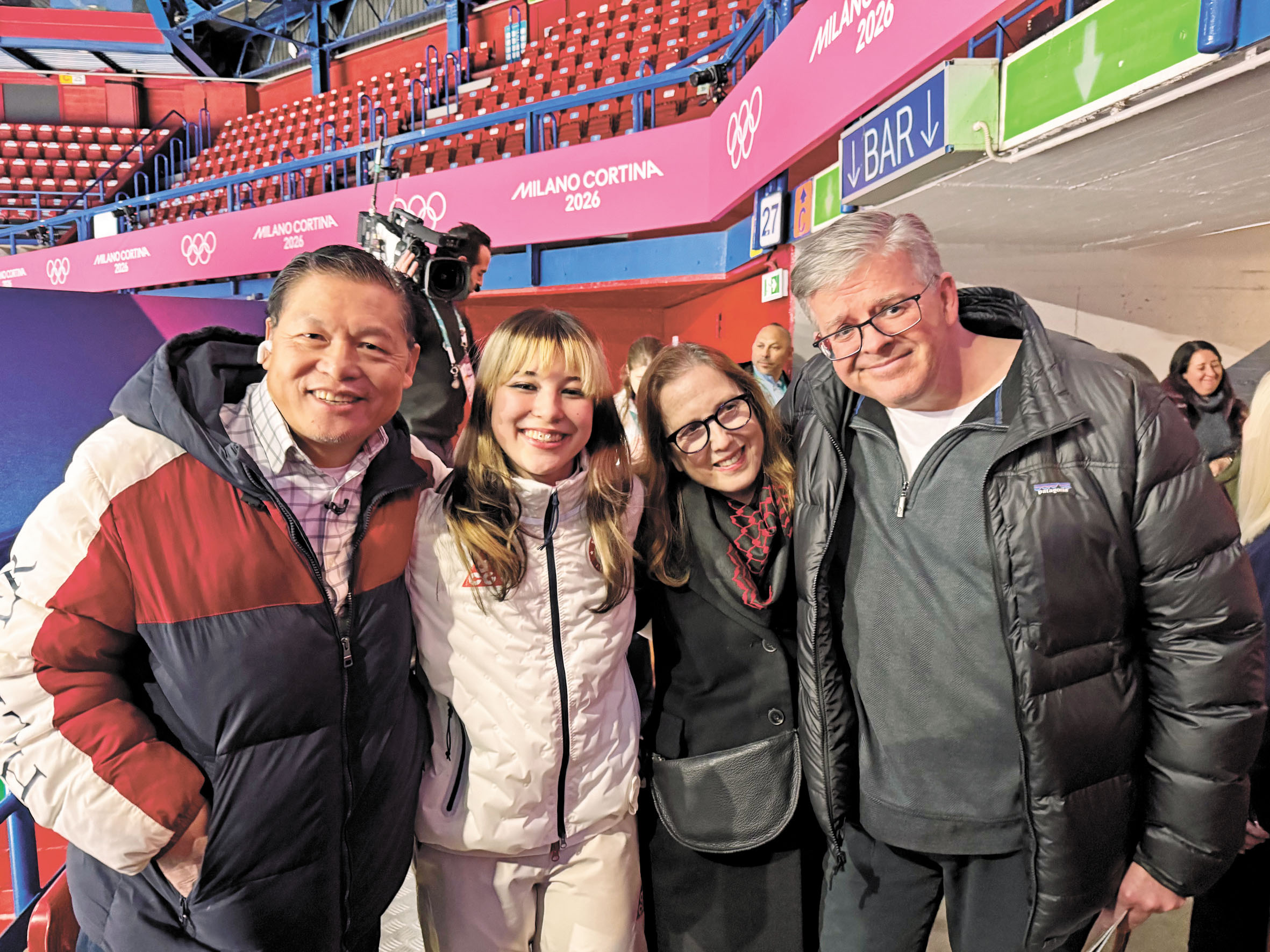 劉俊(左一)與劉美賢(左二)於奪得冬奧女子花滑金牌後合影留念。劉俊提供