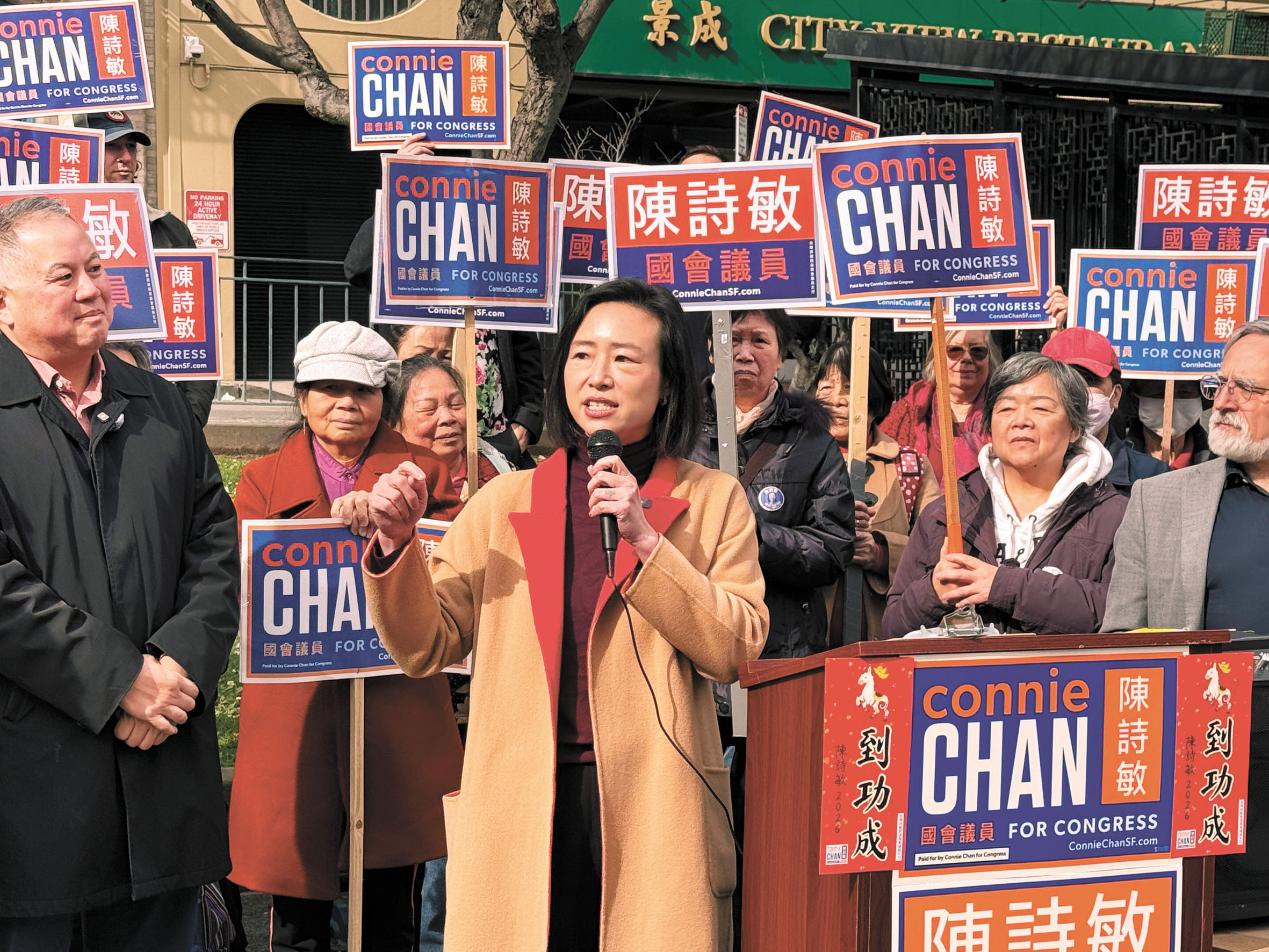 陳詩敏在華埠花園角發言，宣布啟動三天掃街拜票行程。 記者陳程威攝