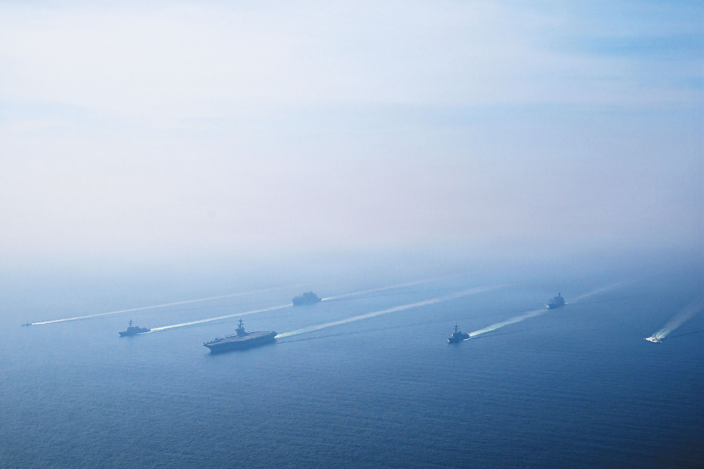 圖為在阿拉伯海上的美軍「林肯號」航母打擊群。路透社