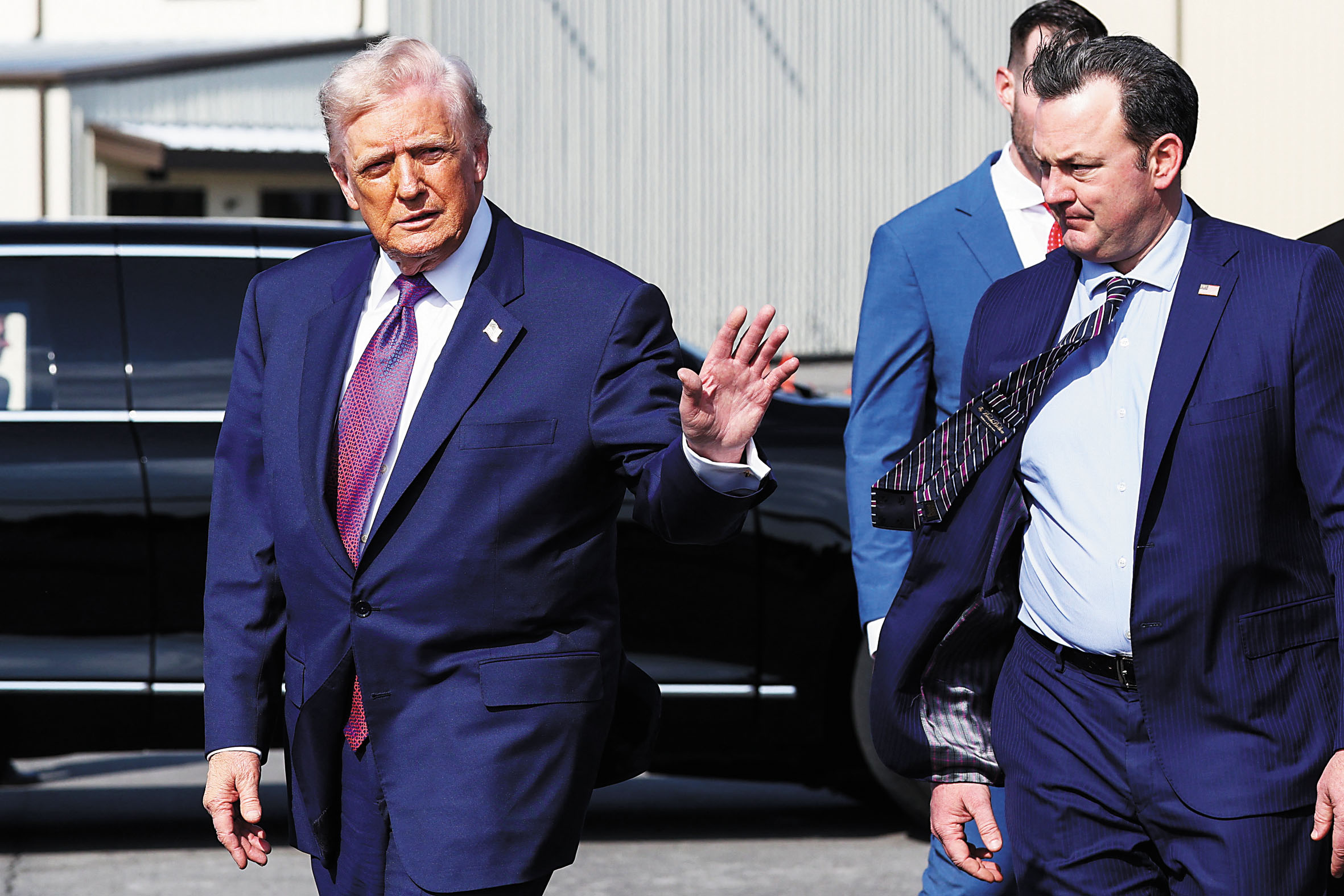 特朗普（左）20日兩度發聲談到伊朗問題，對其再施壓。路透社資料圖片