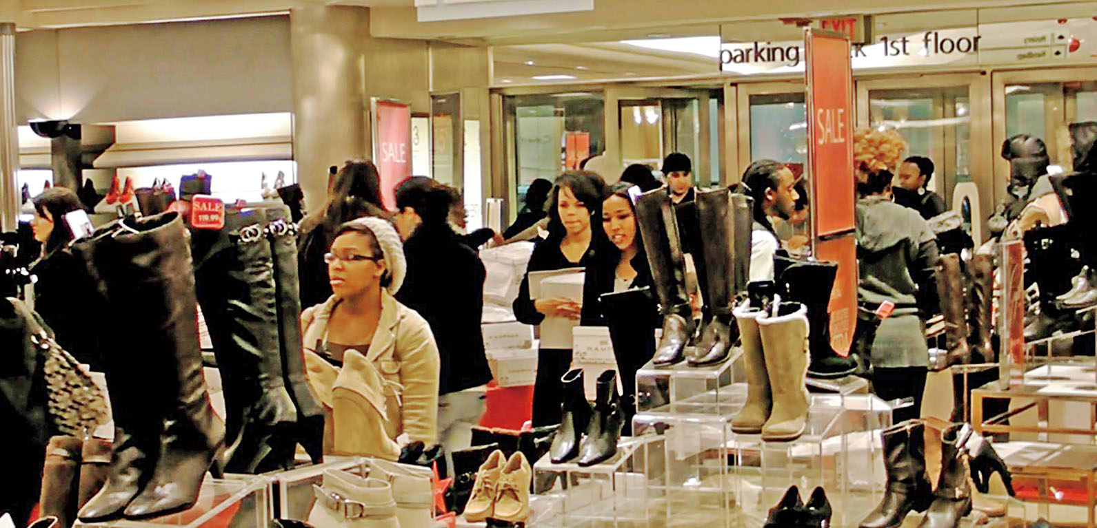 美國鞋履業表示，高院裁決能緩解行業壓力，圖為顧客在鞋類專區挑選。資料圖片