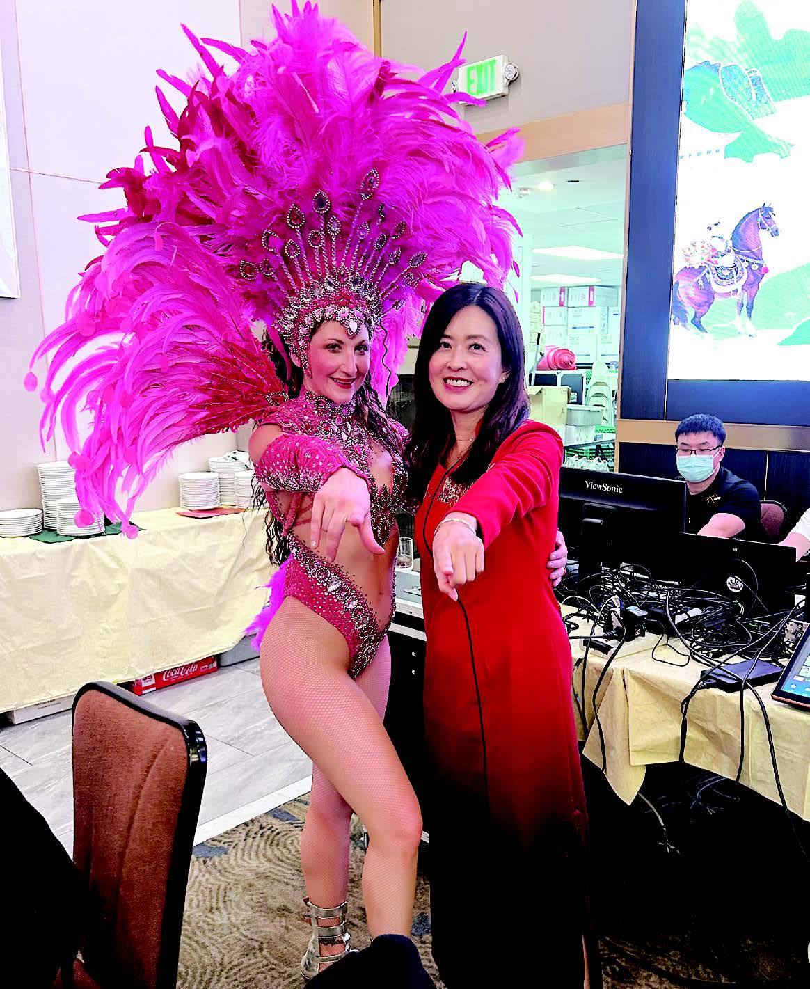 ■晚會主持人鄭家瑜小姐與森巴舞者合照