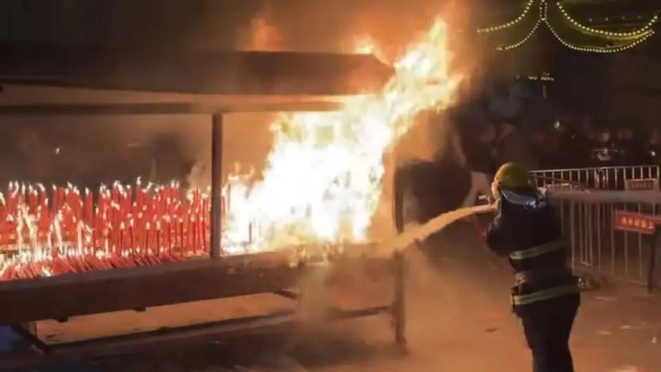 上海財神廟香火太旺驚動消防射水降溫！網民笑稱：旺到燒着？