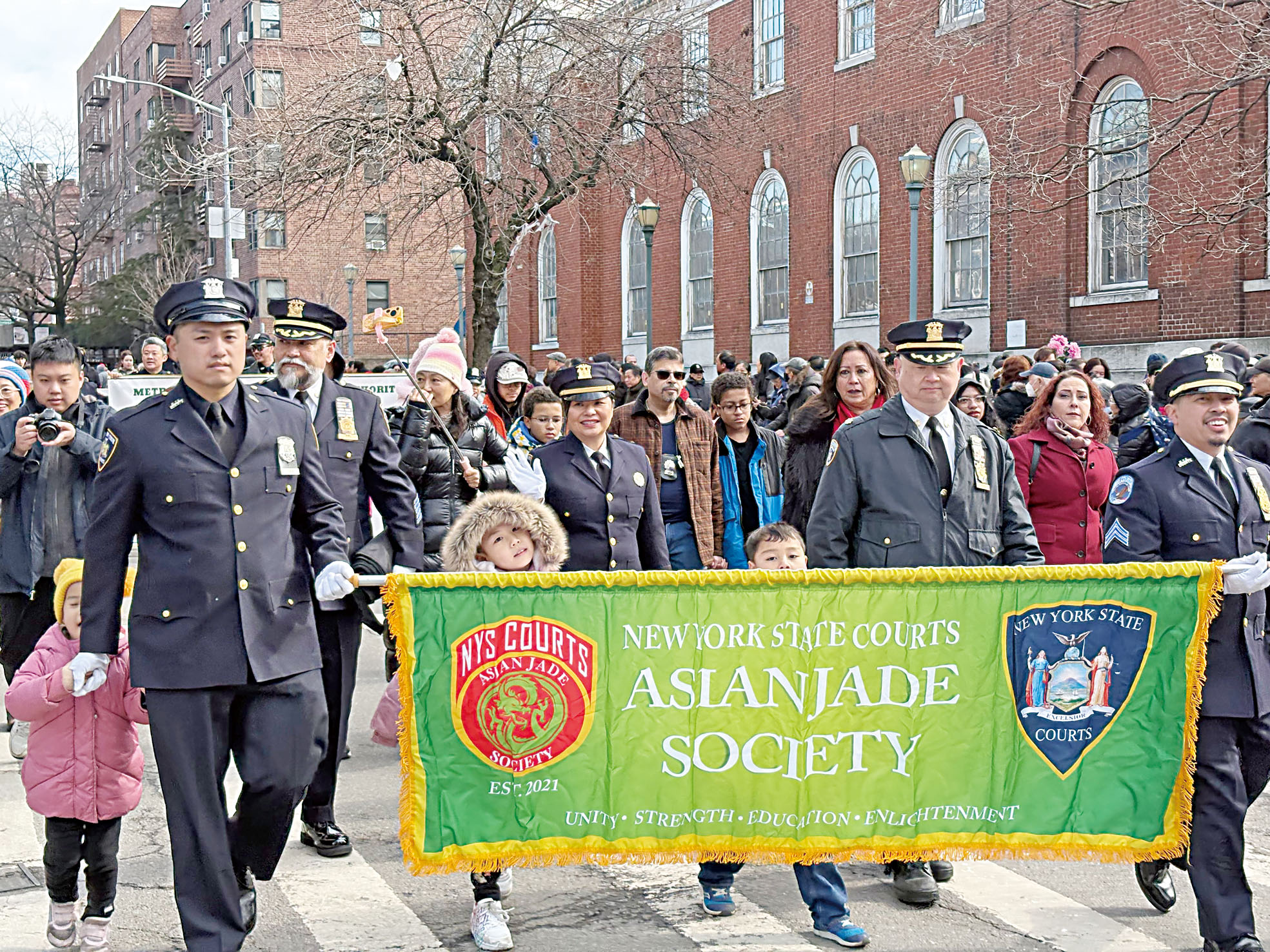 亞裔玉石警察協會華裔懲教警員很多一家大小出動遊行。
