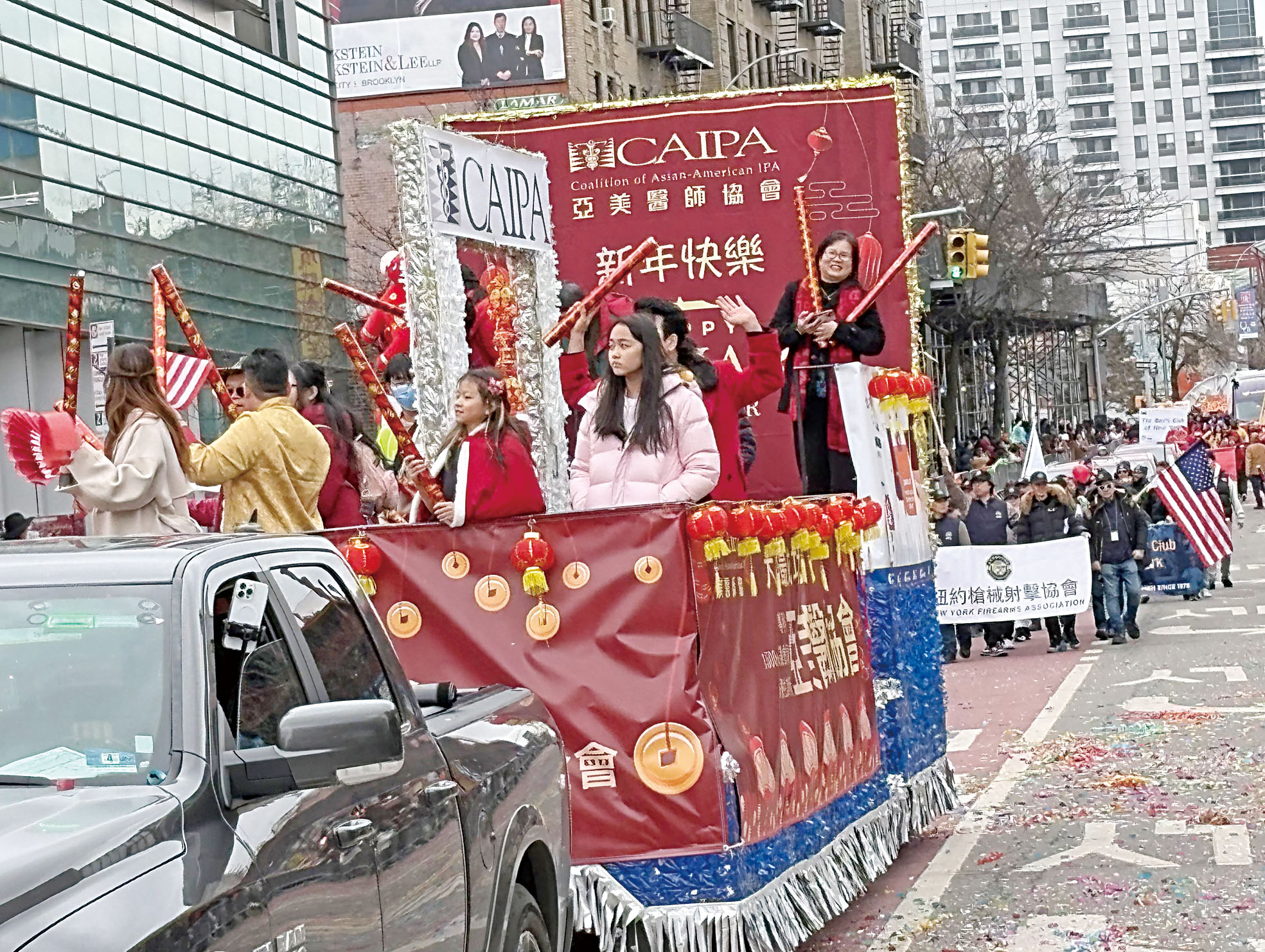 亞美醫師協會花車首次參加遊行 。