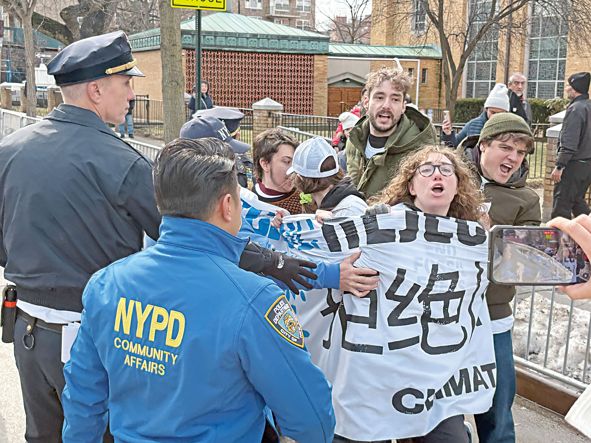 反對花旗球場賭場計劃與環保人士衝進遊行陣中抗議 , 警方人員把抗議者推回行人道。