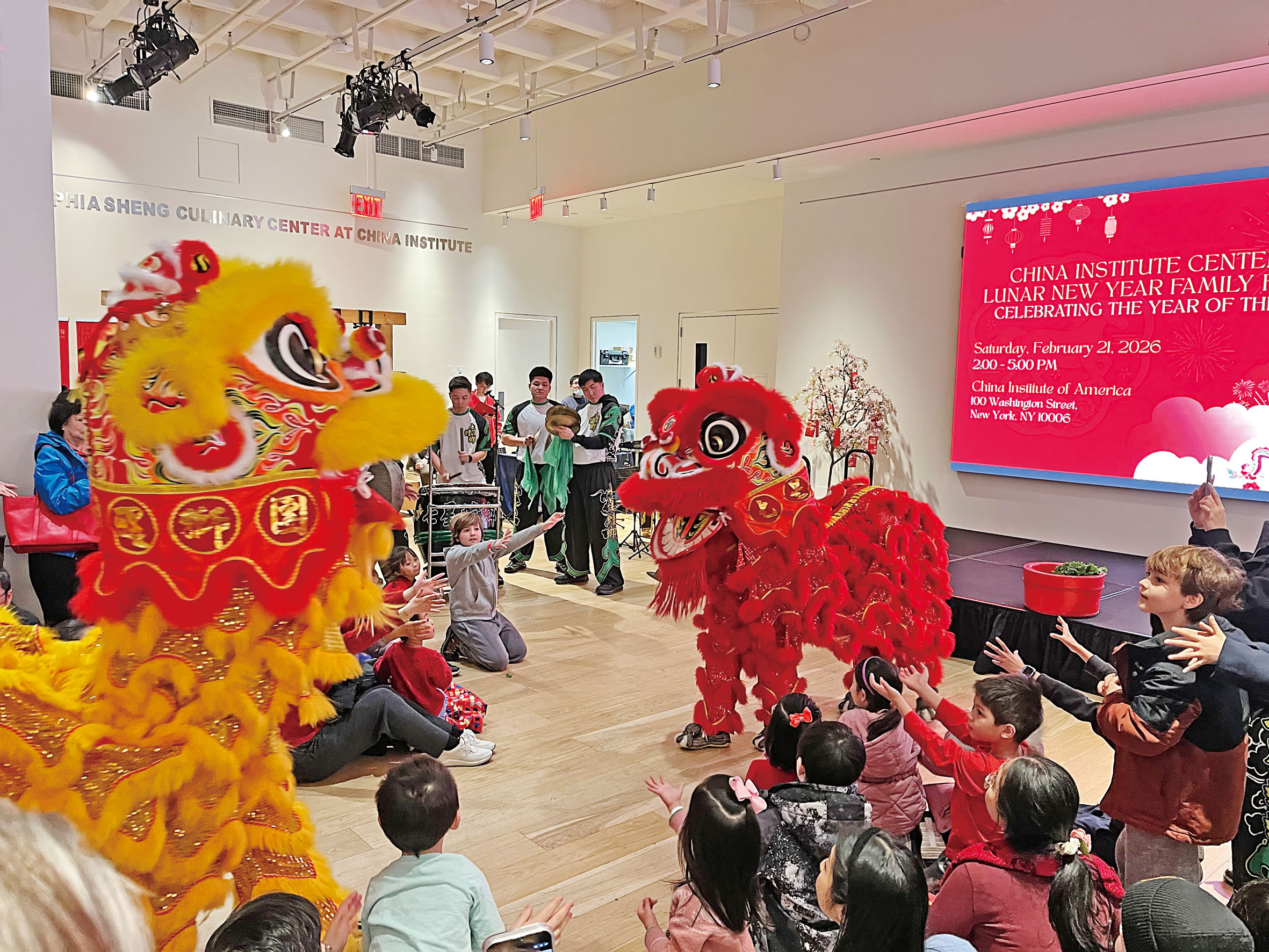 醒獅與小朋友們互動。