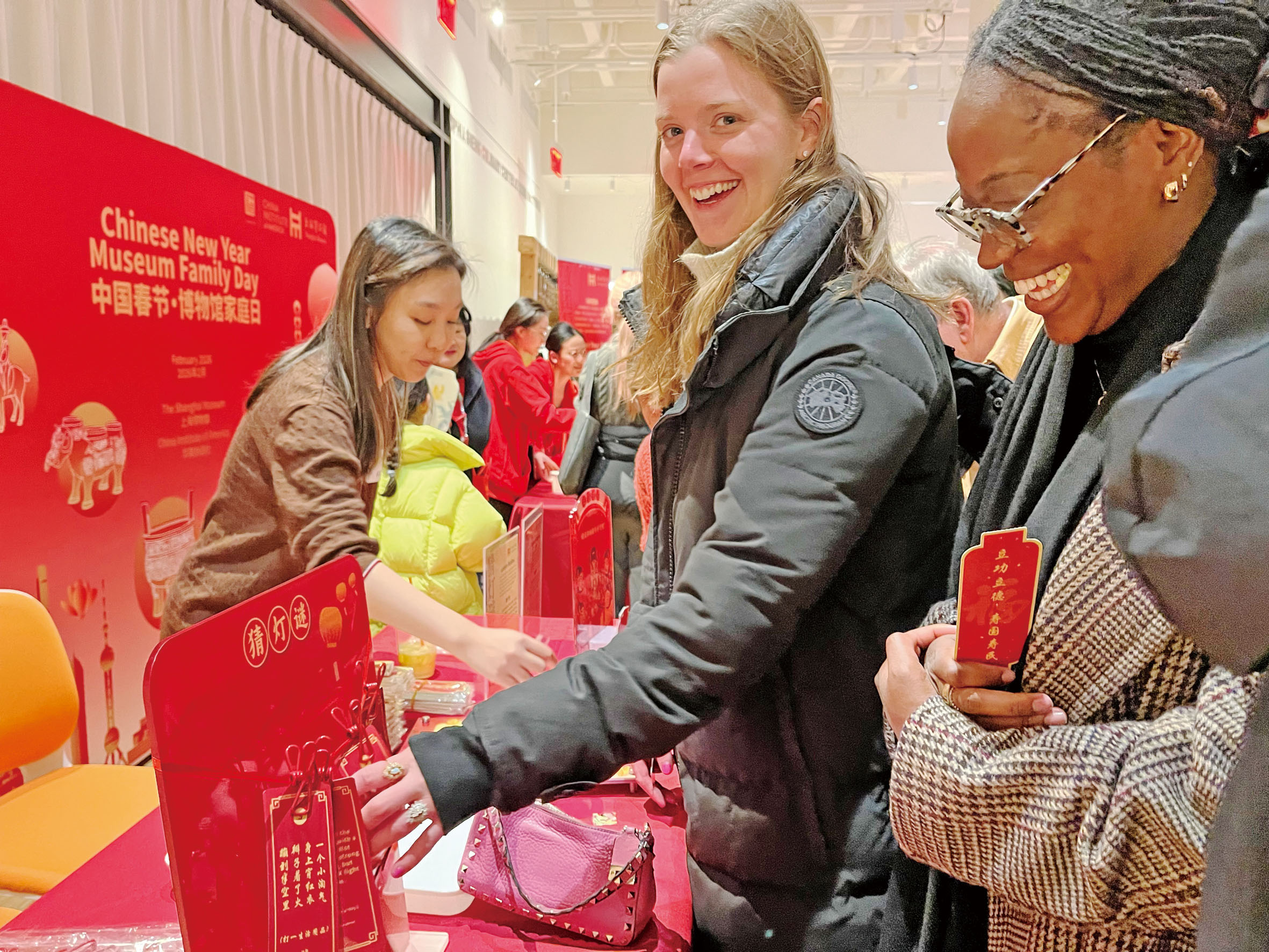 Keely Wood和Pjay Togunde在燈謎臺前流連忘返。